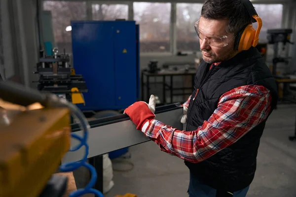 Man Beschermende Bril Handschoenen Installeren Van Stalen Profiel Machine Fabriek — Stockfoto