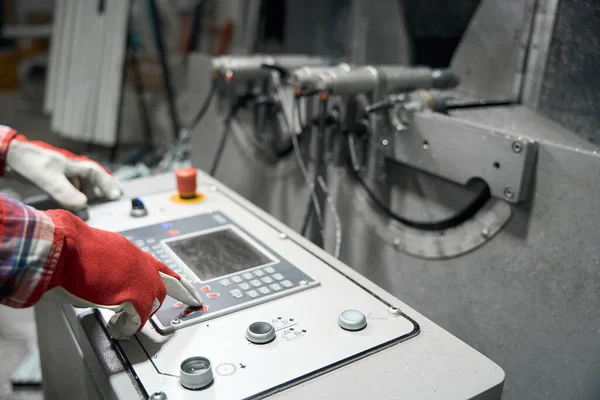 工場内の金属切断装置のコンピュータにデータを入力保護手袋の男 — ストック写真