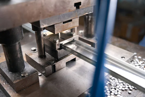 工場内の特殊設備上の鋼構造物に穴を開ける工程 — ストック写真