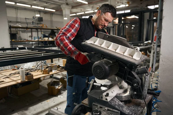Mężczyzna Okularach Ochronnych Rękawiczkach Pracujących Maszynie Tnącej Fabryce — Zdjęcie stockowe