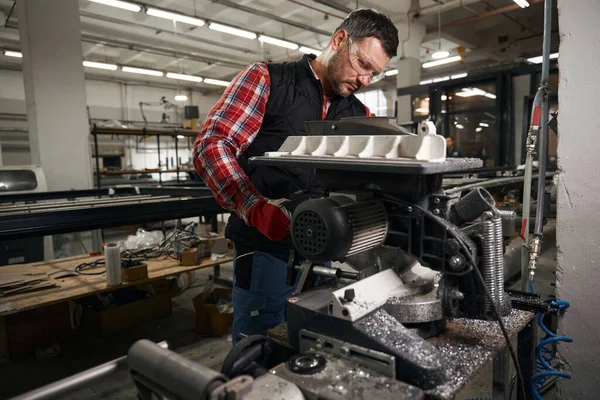 Homme Vêtements Protection Gants Travail Sur Machine Découpe Dans Atelier — Photo