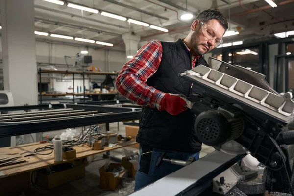 Volwassen Man Beschermende Kleding Bril Werken Snijmachine Fabriek — Stockfoto