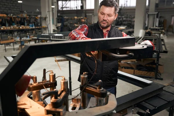 Professionele Man Beschermende Kleding Handschoenen Werkplaats Buurt Van Machine Verwerking — Stockfoto