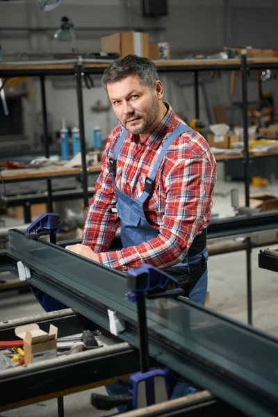 Profesjonalny Mężczyzna Odzieży Ochronnej Rękawiczkach Stojących Warsztatowych Pracujący Metalowymi Strukturami — Zdjęcie stockowe