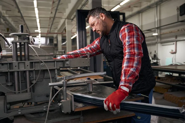 機械近くの工房に立つ防護服 金属構造物の加工のプロの労働者 — ストック写真