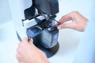 Kadının yakın plan fotoğrafı göz hekimliği kliniğine lens takıyor.