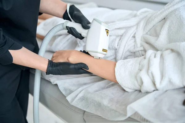 Pielęgniarka Rękawiczkach Ochronnych Stojąca Obok Dorosłej Pani Usuwająca Włosy Laserowo — Zdjęcie stockowe