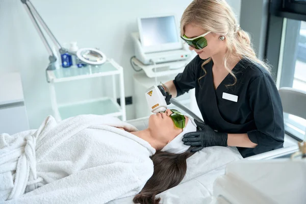 Cosmetoloog Beschermende Handschoenen Staan Buurt Van Volwassen Vrouw Doen Laser — Stockfoto