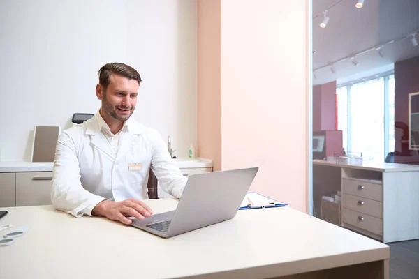 Taille Omhoog Portret Van Glimlachende Gelukkige Man Werkt Laptop Moderne — Stockfoto