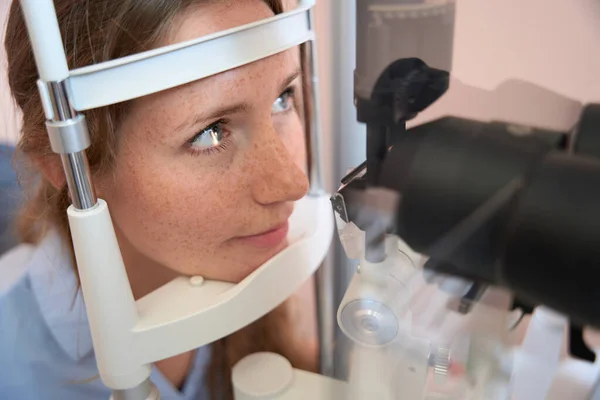 Çekici Bayanın Portresi Modern Klinikte Profesyonel Göz Tedavisi Görürken Kafasını — Stok fotoğraf