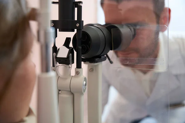 Närbild Porträtt Läkare Undersöker Syn Med Speciell Enhet Optikerkliniken — Stockfoto