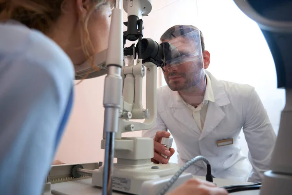 Midjan Upp Porträtt Kvalificerad Optiker Undersöker Synen Kvinnlig Patient Modern — Stockfoto