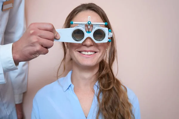 Visão Frontal Retrato Mulher Branca Rindo Está Visitando Optometrista Enquanto — Fotografia de Stock