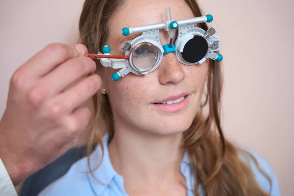 Mutlu Beyaz Kadın Portresi Gözlükçü Kabinesinde Yeterlilik Testine Tabi Tutuluyor — Stok fotoğraf