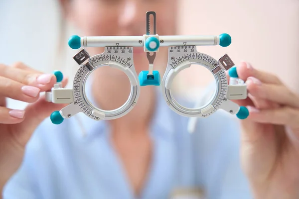 Nahaufnahme Von Professionellen Geräten Zur Überprüfung Der Sehschärfe Arzthänden — Stockfoto