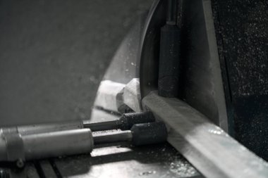 Çelik detayı disk ile fabrikadaki hesaplanmış boyuta kesme işlemi