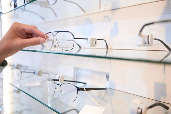 Imagem Perto Homem Mão Está Escolhendo Óculos Olho Elegante Loja — Fotografia de Stock