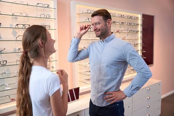 Hübscher Kaukasier Steht Neben Einer Vitrine Mit Brille Während Optikergeschäft — Stockfoto