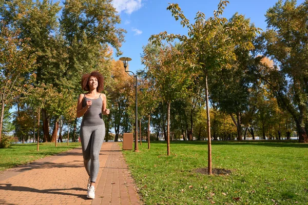 Retrato Completo Uma Atleta Afro Americana Alegre Correndo Longo Caminho — Fotografia de Stock