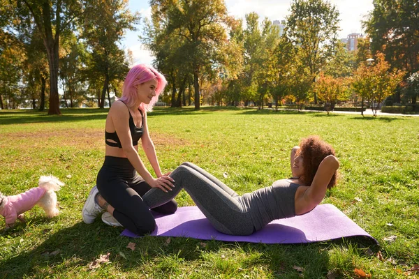 Joyous Fêmea Fazendo Crunches Tapete Exercício Parque Assistido Por Seu — Fotografia de Stock