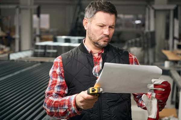 Volwassen Man Die Technische Tekening Werkplaats Voor Productie Van Metalen — Stockfoto
