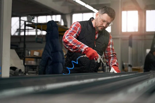 Man Beschermende Handschoenen Met Perslucht Snel Details Reinigen Werkplaats — Stockfoto