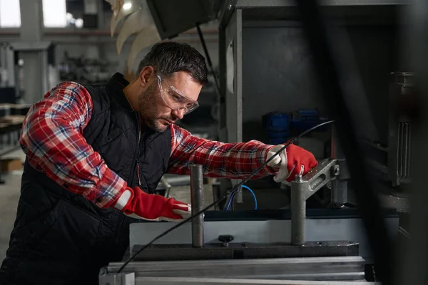 Koruyucu Gözlüklü Eldivenli Bir Erkek Fabrikada Çelik Işleme Için Makinede — Stok fotoğraf