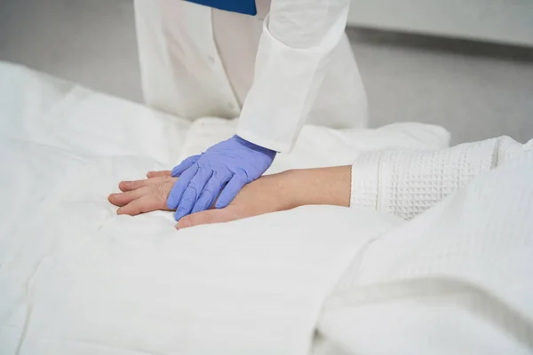 Beskurna Huvud Porträtt Okända Läkare Hand Handskar Vidrör Patientens Hand — Stockfoto