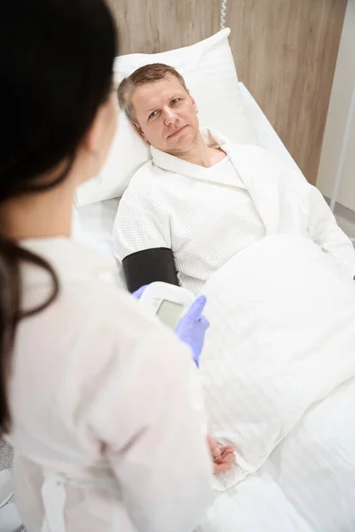 병원에서 의사와 대화를 나누면서 모습을 십시오 — 스톡 사진