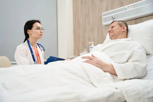 Yakışıklı Gülümseyen Bir Hastanın Belden Yukarı Portresi Modern Tıp Koğuşunda — Stok fotoğraf