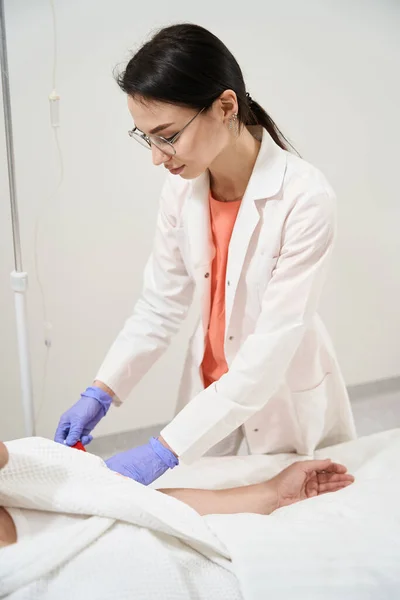 Pas Portrét Krásné Elegantní Doktorky Připravuje Pacienta Odběr Krve Lékařském — Stock fotografie