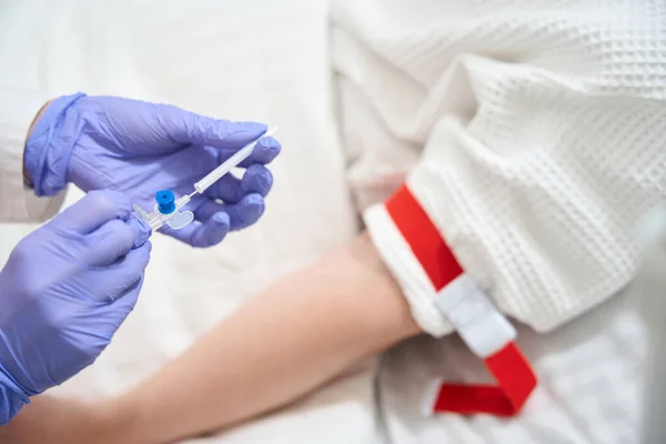 Närbild Anestesiolog Händer Handskar Förbereder Dropper För Patienten Det Moderna — Stockfoto