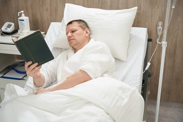 Портрет Красивого Пацієнта Чоловічої Статі Лежить Ліжку Під Час Читання — стокове фото