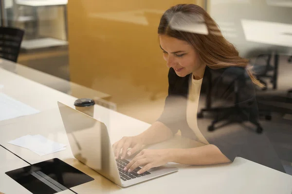 Mujer Sonriente Sentada Mesa Escribiendo Teclado Computadora Oficina —  Fotos de Stock