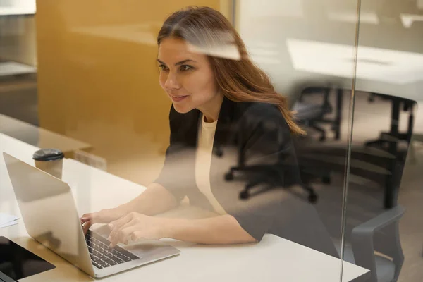 Junge Frau Sitzt Tisch Und Arbeitet Laptop Business Center — Stockfoto