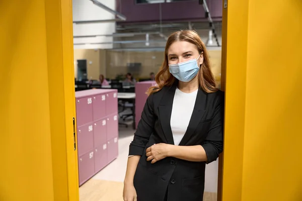 Ofis Kıyafetleri Koruyucu Maskeli Yetişkin Bir Kadın Birlikte Çalışıyor Kameraya — Stok fotoğraf