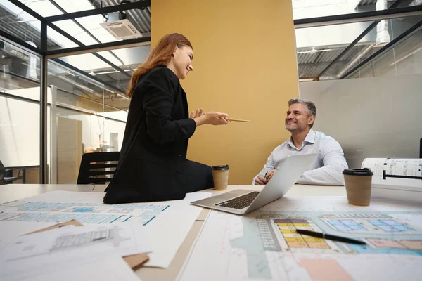 Man Vrouw Zitten Naast Tafel Met Architectonische Plannen Praten Het — Stockfoto