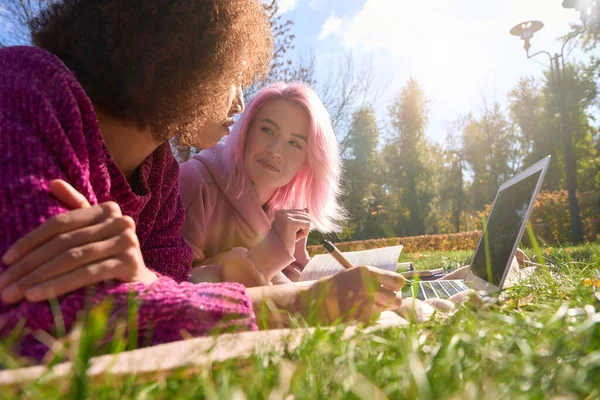 女性ともに鉛筆で手横に草の上に彼女の楽しいです友人とともに本 — ストック写真
