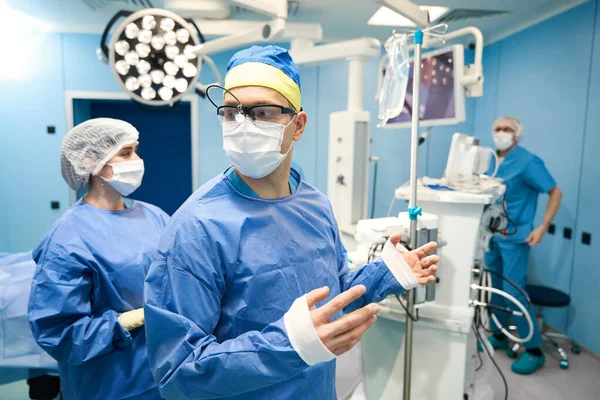 Process Preparing Surgical Operation Preoperative Room Nurse Helps Doctor Put — Stock Photo, Image