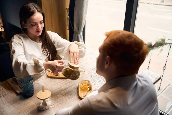 Charming Young Female Pours Tea Her Companion Couple Relaxing Table — Stock Photo, Image