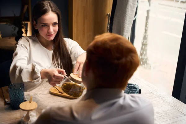 Genç Dişiyi Önemseyen Arkadaşı Için Çay Doldurur Kafedeki Masada Birkaç — Stok fotoğraf