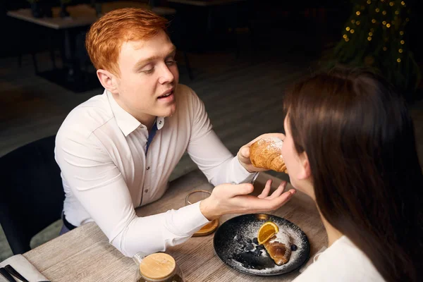Vårdande Rödhårig Kille Behandlar Sin Flickvän Med Croissant Paret Ligger — Stockfoto