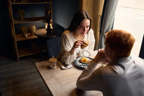 Casal Jovem Agradável Está Descansando Café Pela Janela Com Chá — Fotografia de Stock