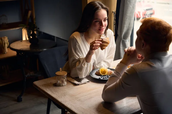 Jovem Casal Está Sentado Café Pela Janela Com Chá Doces — Fotografia de Stock