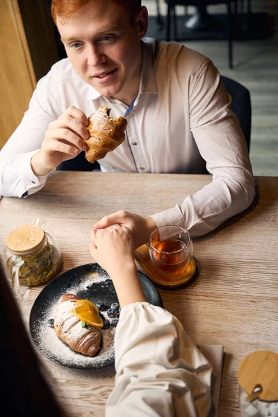Romantická Snídaně Mladého Páru Čajem Croissanty Mladí Lidé Drží Ruce — Stock fotografie