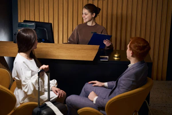Nice Female Administrator Registers Guests Reception Young Couple Checks Hotel — Stock Photo, Image