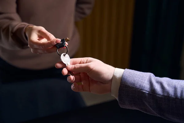 Verwalterin Übergibt Dem Gast Den Schlüssel Zum Hotelzimmer Der Mann — Stockfoto