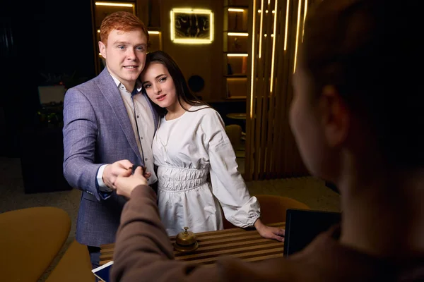 Young Couple Stands Reception Desk Hotel Employee Gives Key Man — Stock Photo, Image