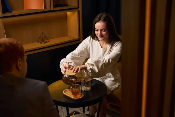 Приятная Молодая Женщина Наливает Чай Своему Мужу Пара Находится Зоне — стоковое фото