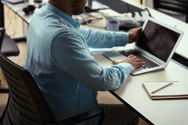 Junger Mann Sitzt Tisch Und Bereitet Laptop Für Arbeit Business — Stockfoto
